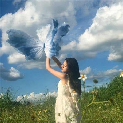 街头直击：当红小花机场牵手女助理，前后半年最新进展